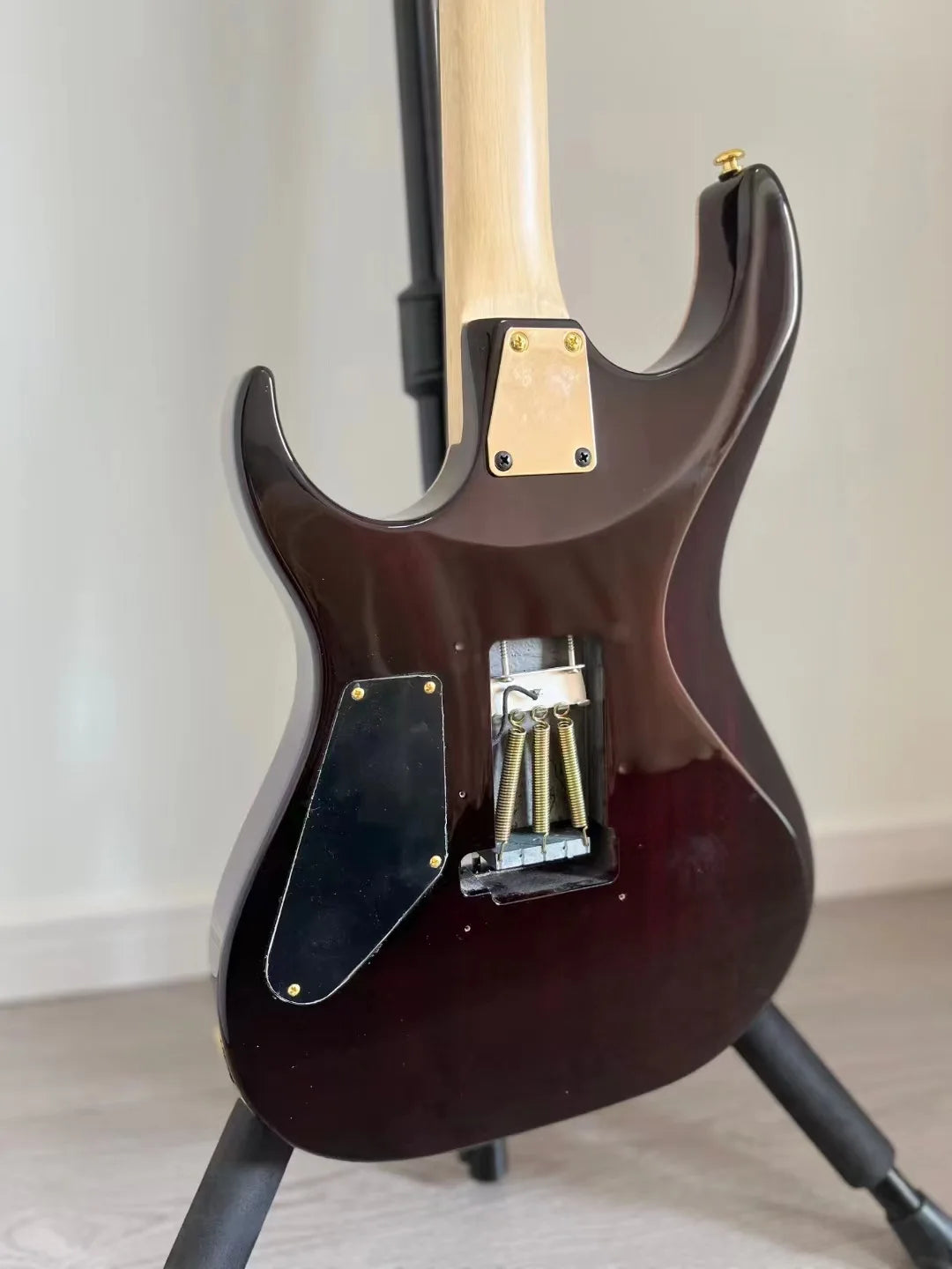 B300 Professional Solid Maple Wood Ebony Fingerboard Double Tremolo Electric Guitar for Rock Performances-5